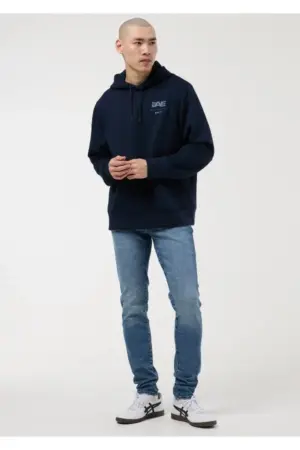 جينز بقصة ضيقة وغسلة متوسطة