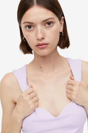 بلوزة بفتحة صدر على شكل قلب