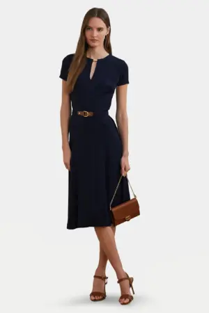 فستان كوكتيل أزرق داكن بقصة عادية